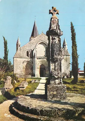 Igreja de Sainte-Croix-sur-Loire — cruz do cemitério — editor Clm